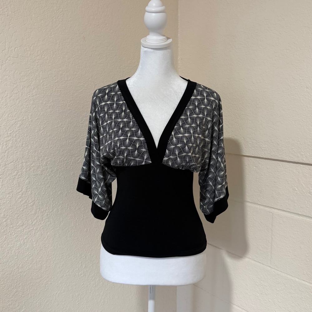 Georgiou Studio Blouse Womens Small Black White Geometric Fan Kimono V-Neck Y2K